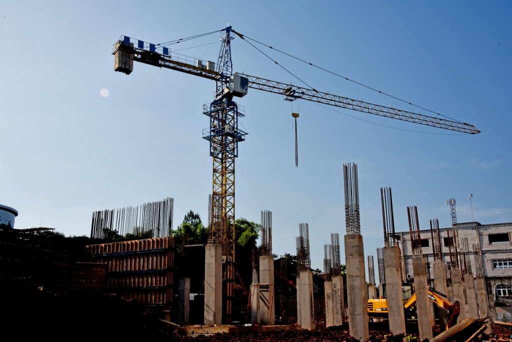 un chantier de construction avec une grue en arrière-plan